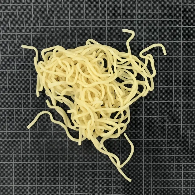 日清Noodle tec oilを使用した中華麺が落下した写真です。