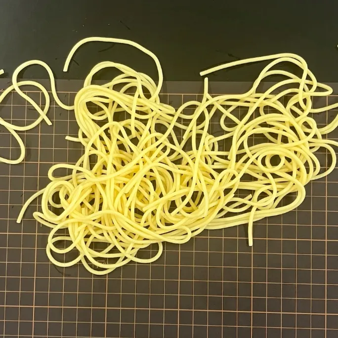 日清Noodle tec oilを使用したスパゲッティーが落下した写真です。